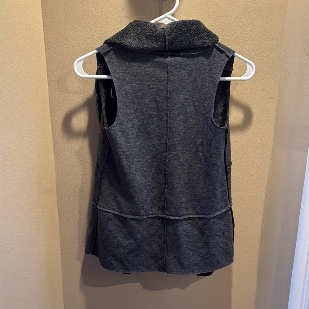 Splendid grey Sleeveless faux fur Vest size 7-8 girls new with tags. - Picture 4 of 4